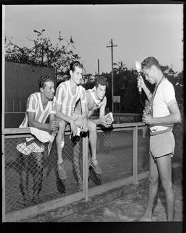 Fotografia "Futebol - R.J. (equipe do Bangú - 1952), Esportes" ([Local n/d] , 1952) [negativo]. / Fotógrafo(a): Equipe.  -- ITEM-0011.