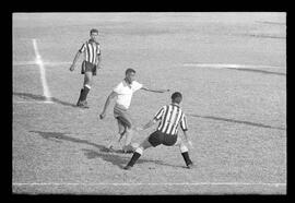 Fotografia "Jogos Campeonato Carioca; 'CAMPEONATO CARIOCA DE 1963' de PROFISSIONAIS (1º Turno) Jogos Vasco x Fluminense (3 x 1) Botafogo x Canto do Rio (3 x 0) America x Madureira (5 x 2) e Olaria x Portuguesa, Reportagem de Esporte" ([Local n/d] , 1963) [negativo]. / Fotógrafo(a): Equipe.  -- ITEM-0161.