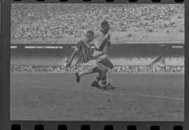 Fotografia "Jogos Campeonato Carioca; 'CAMPEONATO CARIOCA DE 1963' de PROFISSIONAIS (1º Turno) Jogos Vasco x Fluminense (3 x 1) Botafogo x Canto do Rio (3 x 0) America x Madureira (5 x 2) e Olaria x Portuguesa, Reportagem de Esporte" ([Local n/d] , 1963) [negativo]. / Fotógrafo(a): Equipe.  -- ITEM-0096.