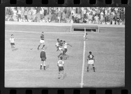 Fotografia "CAPEONATO [CAMPEONATO] CARIOCA DE 1963' (PROFISSIONAIS) (1º Turno) Jogo Famengo [Flamengo] x Campo Grande (5 x 0); Jogo Flamengo e Campo Grande, Reportagem de Esporte" ([Local n/d] , 1963) [negativo]. / Fotógrafo(a): Ribeiro; Demócrito.  -- ITEM-0083.