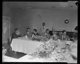 Fotografia "Banquete em 'Última Hora'" ([Local n/d] , [Data n/d]) [negativo]. / Fotógrafo(a): Equipe.  -- ITEM-0009.