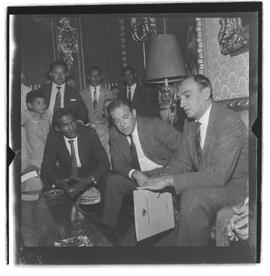 Fotografia "- PAL. LARANJEIRAS - JANGO; GOULART;; Jango. presidente recebe diversos comissões" ([Local n/d] , 1962) [negativo]. / Fotógrafo(a): Ferreira.  -- ITEM-0009.