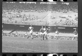 Fotografia "Jogos Campeonato Carioca; 'CAMPEONATO CARIOCA DE 1963' de PROFISSIONAIS (1º Turno) Jogos Vasco x Fluminense (3 x 1) Botafogo x Canto do Rio (3 x 0) America x Madureira (5 x 2) e Olaria x Portuguesa, Reportagem de Esporte" ([Local n/d] , 1963) [negativo]. / Fotógrafo(a): Equipe.  -- ITEM-0080.