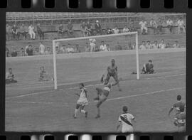 Fotografia "CAMPEONATO CARIOCA DE PROFISSIONAIS DE 1963' (1º Turno) Jogo Vasco da Gama x Olaria (1 x 0) no Maracanã" ([Local n/d] , 1963) [negativo]. / Fotógrafo(a): Demócrito; Ribeiro.  -- ITEM-0065.