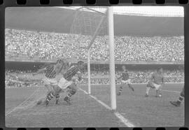 Fotografia "Jogos Campeonato Carioca; 'CAMPEONATO CARIOCA DE 1963' de PROFISSIONAIS (1º Turno) Jogos Vasco x Fluminense (3 x 1) Botafogo x Canto do Rio (3 x 0) America x Madureira (5 x 2) e Olaria x Portuguesa, Reportagem de Esporte" ([Local n/d] , 1963) [negativo]. / Fotógrafo(a): Equipe.  -- ITEM-0014.