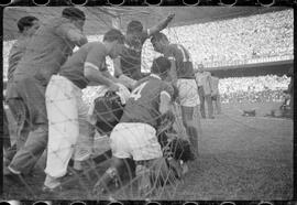 Fotografia "Futebol - R.J. (Copa Rio - 1951) (Maracanã) Juventus 2 (Itália) x Palmeiras 2 (Brasil), Repórter: Equipe, Seção: Esportes" ([Local n/d] , 1951) [negativo]. / Fotógrafo(a): Equipe.  -- ITEM-0020.