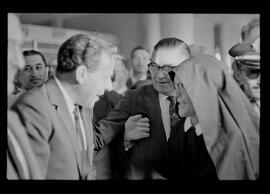 Fotografia "Jango em Recife; Jango Goulart em Recife. sendo recebido pelo Governador Miguel Arraes no Aeroporto do Estado.)" ([Local n/d] , 1963) [negativo]. / Fotógrafo(a): Sucursal.  -- ITEM-0031.