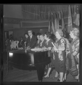 Fotografia "Concurso internacional de Canto; 'CONCURSO INTERNACIONAL DE CANTO' Concurso Internacional de Canto apresentação de candidatos)" ([Local n/d] , 1963) [negativo]. / Fotógrafo(a): Roberto.  -- ITEM-0011.