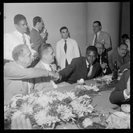 Fotografia "Banquete de 'Última Hora' em homenagem ao Vasco da Gama e Ademar Ferreira da Silva" ([Local n/d] , [Data n/d]) [negativo]. / Fotógrafo(a): Demócrito e Estrela.  -- ITEM-0056.