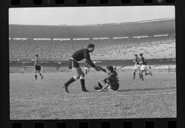 Fotografia "FUTEBOL = 'CAMPEONATO CARIOCA DE PROFISSIONAIS' Jogo Flamengo x Botafogo (3 x 1), America x Portuguesa (2 x 1), Madureira x Bangu (1 x 2), C. Grande x S. Cristovão (1 x 0) e C. Rio x Olaria (1 x 7), Reportagem de Esporte" ([Local n/d] , 1963) [negativo]. / Fotógrafo(a): Equipe.  -- ITEM-0200.