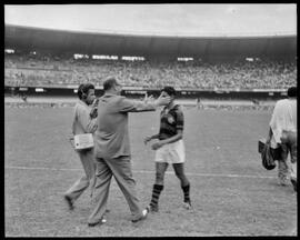 Fotografia "Esporte - Futebol, Jogos do dia 16 de dezembro de 1951" ([Local n/d] , 1951) [negativo]. / Fotógrafo(a): Equipe.  -- ITEM-0009.