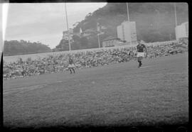 Fotografia "Futebol - RJ (Campeonato de Juvenis - 1956) - Jogo: Flamengo x Bangu, Esportes" ([Local n/d] , 1956) [negativo]. / Fotógrafo(a): Demócrito.  -- ITEM-0013.