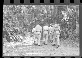 Fotografia "DESAPARECIMENTO DO MÉDICO NO PICO DE PAPAGAIO Família perdida na mata (Dr. Newto Batista dos Santos, que estava desaparecido com seus filhos Caio Cesar e Lia Lucia no Pico de Papagaio)" ([Local n/d] , 1963) [negativo]. / Fotógrafo(a): Adyr; Rodolpho.  -- ITEM-0008.