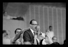 Fotografia "Jogos Campeonato Carioca; 'CAMPEONATO CARIOCA DE 1963' de PROFISSIONAIS (1º Turno) Jogos Vasco x Fluminense (3 x 1) Botafogo x Canto do Rio (3 x 0) America x Madureira (5 x 2) e Olaria x Portuguesa, Reportagem de Esporte" ([Local n/d] , 1963) [negativo]. / Fotógrafo(a): Equipe.  -- ITEM-0136.