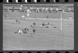 Fotografia "Campeonato Carioca de Profissionais de 63 (1° Turno) Esporte - jogo Fluminense (1 x 0) Bonsucesso" ([Local n/d] , 1963) [negativo]. / Fotógrafo(a): Democrito.  -- ITEM-0023.