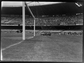 Fotografia "Futebol - Jogos diversos de domingo dia 30/12/1951" ([Local n/d] , 1951) [negativo]. / Fotógrafo(a): [Autoria n/d].  -- ITEM-0038.