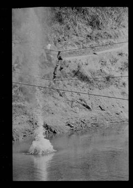 Fotografia "Manobras em Ribeirão das Lages (Paraquedistas: Sobrevivência na Selva operação); 'PARAQUEDISTAS' PARAQUEDISTAS em manobra em Ribeirão das Lages" ([Local n/d] , 1963) [negativo]. / Fotógrafo(a): Méra; Caban.  -- ITEM-0037.