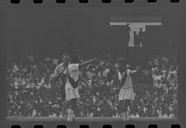 Fotografia "Jogos Campeonato Carioca; 'CAMPEONATO CARIOCA DE 1963' de PROFISSIONAIS (1º Turno) Jogos Vasco x Fluminense (3 x 1) Botafogo x Canto do Rio (3 x 0) America x Madureira (5 x 2) e Olaria x Portuguesa, Reportagem de Esporte" ([Local n/d] , 1963) [negativo]. / Fotógrafo(a): Equipe.  -- ITEM-0101.