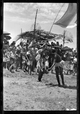 Fotografia "Banho a fantasia em Ramos e homenagem a Última Hora na Ilha do Governador" ([Local n/d] , [Data n/d]) [negativo]. / Fotógrafo(a): Rodo.  -- ITEM-0012.