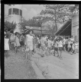 Fotografia "Rept. s/ Tifo e Difeteria c/ Wilson C.; 'CONJUNTO PROLETÁRIO DE DEL CASTILHO DO IAPI' Reportagem s/ 'Tifo' (Vacinação contra o tifo, aos moradores do Conjunto Proletário de Del Castilho do IAPI), Reportagem de Wilson Corrêa" ([Local n/d] , 1963) [negativo]. / Fotógrafo(a): Méra.  -- ITEM-0013.