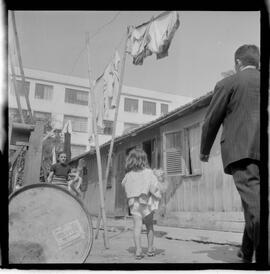 Fotografia "DESPEJOS' Despejo na Rua Maqês [Marquês] de São Vicente por um choque da Polícia Militar, Reportagem de M. Amaral" ([Local n/d] , 1963) [negativo]. / Fotógrafo(a): Ferreira.  -- ITEM-0007.