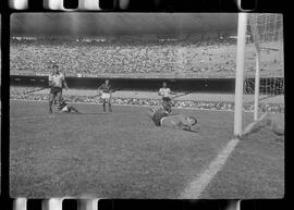 Fotografia "CAPEONATO [CAMPEONATO] CARIOCA DE 1963' (PROFISSIONAIS) (1º Turno) Jogo Famengo [Flamengo] x Campo Grande (5 x 0); Jogo Flamengo e Campo Grande, Reportagem de Esporte" ([Local n/d] , 1963) [negativo]. / Fotógrafo(a): Ribeiro; Demócrito.  -- ITEM-0033.