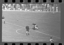 Fotografia "CAPEONATO [CAMPEONATO] CARIOCA DE 1963' (PROFISSIONAIS) (1º Turno) Jogo Famengo [Flamengo] x Campo Grande (5 x 0); Jogo Flamengo e Campo Grande, Reportagem de Esporte" ([Local n/d] , 1963) [negativo]. / Fotógrafo(a): Ribeiro; Demócrito.  -- ITEM-0089.