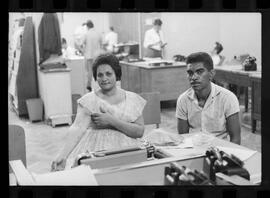 Fotografia "Redação; 'RECLAMAÇÕES NA REDAÇÃO DE UH' Entrevista na Redação (Queija [Queixa] de um casal na redação UH)" ([Local n/d] , 1963) [negativo]. / Fotógrafo(a): Luiz Pinto.  -- ITEM-0001.