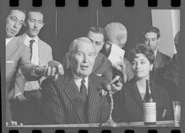 Fotografia "Maurice Chevalier - ent. coletiva no Copa, Reportagem de Raimundo" ([Local n/d] , 1963) [negativo]. / Fotógrafo(a): Luiz Pinto.  -- ITEM-0004.