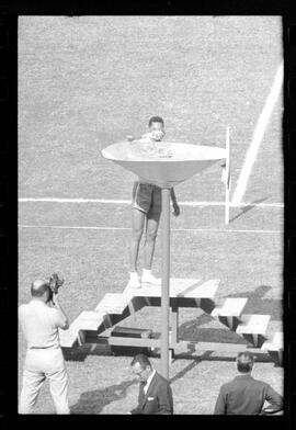 Fotografia "Jogos Campeonato Carioca; 'CAMPEONATO CARIOCA DE 1963' de PROFISSIONAIS (1º Turno) Jogos Vasco x Fluminense (3 x 1) Botafogo x Canto do Rio (3 x 0) America x Madureira (5 x 2) e Olaria x Portuguesa, Reportagem de Esporte" ([Local n/d] , 1963) [negativo]. / Fotógrafo(a): Equipe.  -- ITEM-0166.