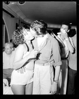 Fotografia "Reportagem sobre o carnaval no dia 31 de dezembro de 1952" ([Local n/d] , 1952) [negativo]. / Fotógrafo(a): Jader Neves.  -- ITEM-0007.