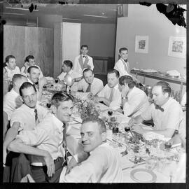 Fotografia "Aniversário do Sr. Roberto Maia (Chefe do Departamento Fotográfico) (Restaurante do Jornal)" ([Local n/d] , [Data n/d]) [negativo]. / Fotógrafo(a): Estrela.  -- ITEM-0001.