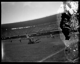 Fotografia "Esporte - Futebol / América x Bangú" ([Local n/d] , [Data n/d]) [negativo]. / Fotógrafo(a): Angelo.  -- ITEM-0004.