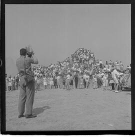 Fotografia "HOMEM VOADOR DOS ESTADOS UNIDOS' Homen [Homem] que Voa Exposição Americana Robert F. Courter, em apresentação no aterro da Glória), Reportagem de Holando [Holanda]" ([Local n/d] , 1963) [negativo]. / Fotógrafo(a): Ribeiro.  -- ITEM-0009.