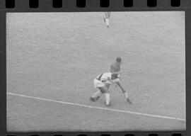 Fotografia "CAMPEONATO CARIOCA DE PROFISSIONAIS DE 1963 (1º TURNO) Jogos - Campeonato Carioca. Flamengo x Madureira (5 x 0) - Vasco x América (2 x 0) e Fluminense x Portuguesa (1 x 1). e Peter Kedzierski, homem voador dos EUA, (Vôo)" ([Local n/d] , 1963) [negativo]. / Fotógrafo(a): Equipe.  -- ITEM-0104.