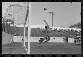 Fotografia "Jogos Campeonato Carioca; 'CAMPEONATO CARIOCA DE 1963' de PROFISSIONAIS (1º Turno) Jogos Vasco x Fluminense (3 x 1) Botafogo x Canto do Rio (3 x 0) America x Madureira (5 x 2) e Olaria x Portuguesa, Reportagem de Esporte" ([Local n/d] , 1963) [negativo]. / Fotógrafo(a): Equipe.  -- ITEM-0150.