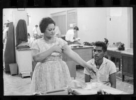 Fotografia "Redação; 'RECLAMAÇÕES NA REDAÇÃO DE UH' Entrevista na Redação (Queija [Queixa] de um casal na redação UH)" ([Local n/d] , 1963) [negativo]. / Fotógrafo(a): Luiz Pinto.  -- ITEM-0002.