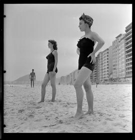 Fotografia "Concurso Rainha do Verão. Praia de Copacabana" ([Local n/d] , [Data n/d]) [negativo]. / Fotógrafo(a): Joel Maia.  -- ITEM-0007.