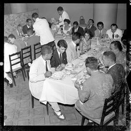 Fotografia "Banquete oferecido por 'UH' em homenagem aos campeões do Super-super, Clube de Regatas Vasco da Gama" ([Local n/d] , [Data n/d]) [negativo]. / Fotógrafo(a): Demócrito.  -- ITEM-0007.