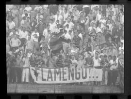 Fotografia "FUTEBOL = 'CAMPEONATO CARIOCA DE PROFISSIONAIS' Jogo Flamengo x Botafogo (3 x 1), America x Portuguesa (2 x 1), Madureira x Bangu (1 x 2), C. Grande x S. Cristovão (1 x 0) e C. Rio x Olaria (1 x 7), Reportagem de Esporte" ([Local n/d] , 1963) [negativo]. / Fotógrafo(a): Equipe.  -- ITEM-0299.