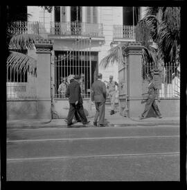 Fotografia "Helio Fernandes na P.E. (Chegada dos advogados, Prado Keli e Prudente de Morais Neto e o presidente do inquérito militar o Gal. Crisanto Figueiredo de Miranda" ([Local n/d] , 1963) [negativo]. / Fotógrafo(a): Rodolfo.  -- ITEM-0011.