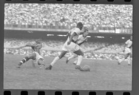 Fotografia "Jogos Campeonato Carioca; 'CAMPEONATO CARIOCA DE 1963' de PROFISSIONAIS (1º Turno) Jogos Vasco x Fluminense (3 x 1) Botafogo x Canto do Rio (3 x 0) America x Madureira (5 x 2) e Olaria x Portuguesa, Reportagem de Esporte" ([Local n/d] , 1963) [negativo]. / Fotógrafo(a): Equipe.  -- ITEM-0108.