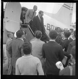 Fotografia "Carlos Lacerda - chegando de Porto Alegre; Chegada de Carlos Lacerda, Reportagem de Caban" ([Local n/d] , 1963) [negativo]. / Fotógrafo(a): Ribeiro.  -- ITEM-0011.