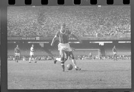 Fotografia "Jogos Campeonato Carioca; 'CAMPEONATO CARIOCA DE 1963' de PROFISSIONAIS (1º Turno) Jogos Vasco x Fluminense (3 x 1) Botafogo x Canto do Rio (3 x 0) America x Madureira (5 x 2) e Olaria x Portuguesa, Reportagem de Esporte" ([Local n/d] , 1963) [negativo]. / Fotógrafo(a): Equipe.  -- ITEM-0056.