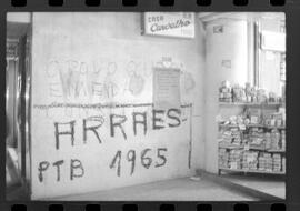 Fotografia "Propaganda Eleitoral' Nome de Arraes em Copacabana pichado no muro, para candidatar a presidência em 1965, Reportagem de Jones" ([Local n/d] , 1963) [negativo]. / Fotógrafo(a): Adyr Vieira.  -- ITEM-0002.