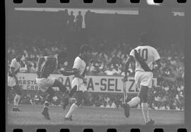 Fotografia "Jogos Campeonato Carioca; 'CAMPEONATO CARIOCA DE 1963' de PROFISSIONAIS (1º Turno) Jogos Vasco x Fluminense (3 x 1) Botafogo x Canto do Rio (3 x 0) America x Madureira (5 x 2) e Olaria x Portuguesa, Reportagem de Esporte" ([Local n/d] , 1963) [negativo]. / Fotógrafo(a): Equipe.  -- ITEM-0267.