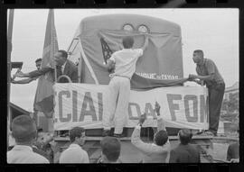 Fotografia "Conflitos' Conflitos - Passeatas - Polícia militar agride povo na Leopoldina - á favor das reformas de bases" ([Local n/d] , 1963) [negativo]. / Fotógrafo(a): Paulo; Venê; André; Alvaro; Pinto.  -- ITEM-0046.