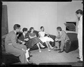 Fotografia "Visita de Miss Universitária a 'Última Hora'" ([Local n/d] , [Data n/d]) [negativo]. / Fotógrafo(a): Milagres - Demócrito.  -- ITEM-0004.
