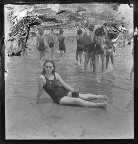 Fotografia "Praias - Rio de Janeiro (Praia do Leme), Reportagem Geral" ([Local n/d] , [Data n/d]) [negativo]. / Fotógrafo(a): Jean Manzon.  -- ITEM-0047.