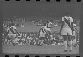 Fotografia "Jogos Campeonato Carioca; 'CAMPEONATO CARIOCA DE 1963' de PROFISSIONAIS (1º Turno) Jogos Vasco x Fluminense (3 x 1) Botafogo x Canto do Rio (3 x 0) America x Madureira (5 x 2) e Olaria x Portuguesa, Reportagem de Esporte" ([Local n/d] , 1963) [negativo]. / Fotógrafo(a): Equipe.  -- ITEM-0130.